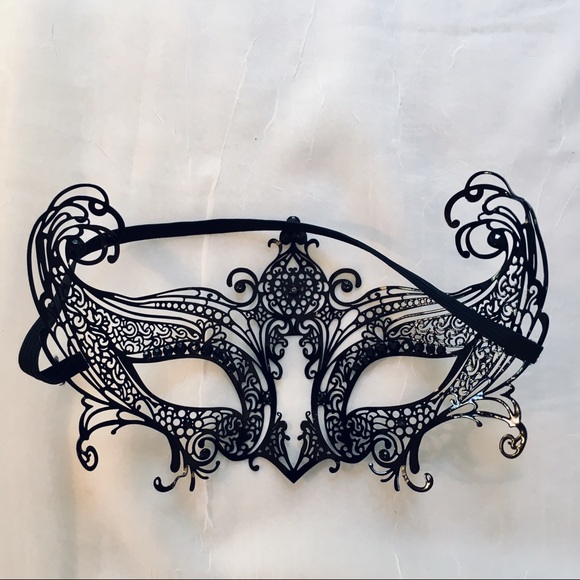 Beautiful Vintage Masquerade Mask - Picture 3 of 4